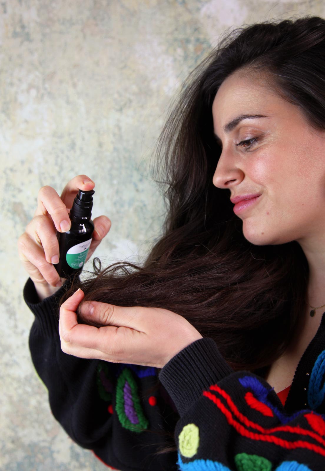 Frau benutzt haaröl für Haare