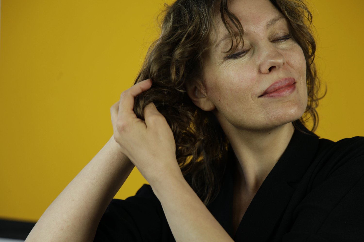 frau benutzt haaröl für Haare