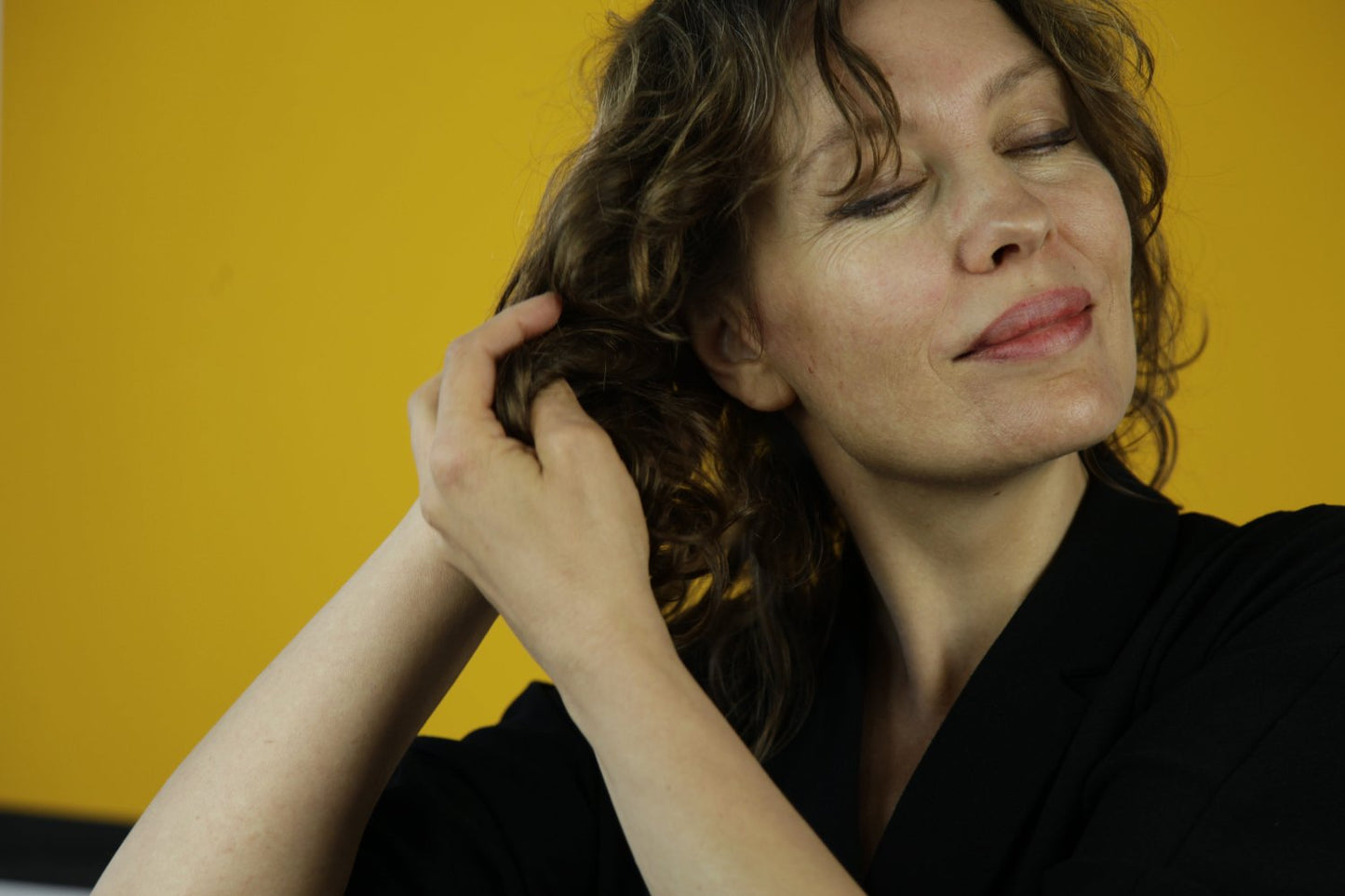 frau benutzt haaröl für Haare