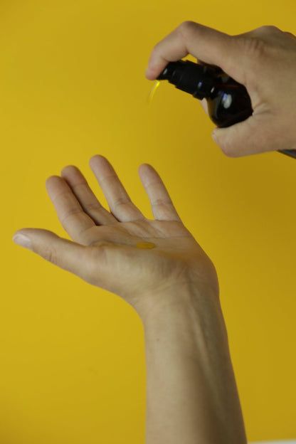 Hand mit Arganöl für Haare